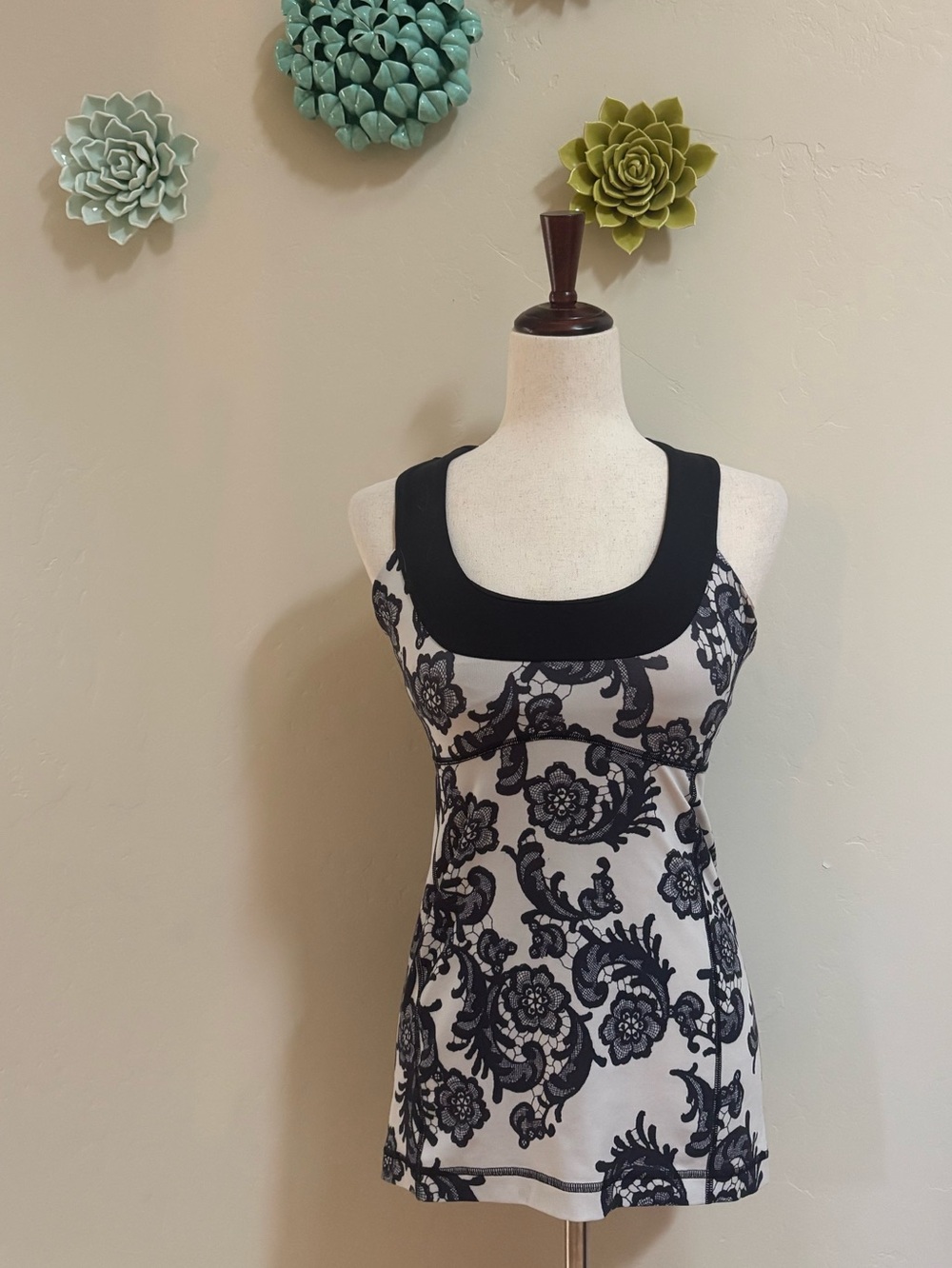 Super cute vintage Lululemon Scoopneck Tank in b/w laceoflage 6